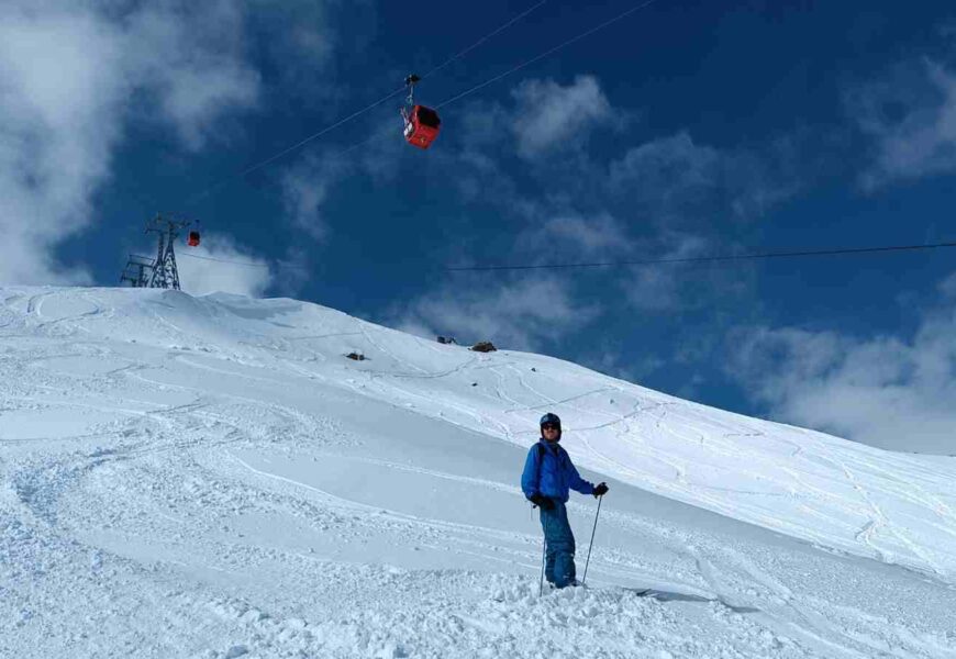 winter season Skii gulmarg kashmir traveler