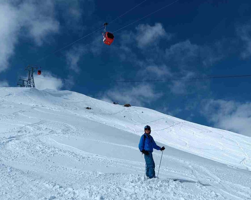 winter season Skii gulmarg kashmir traveler